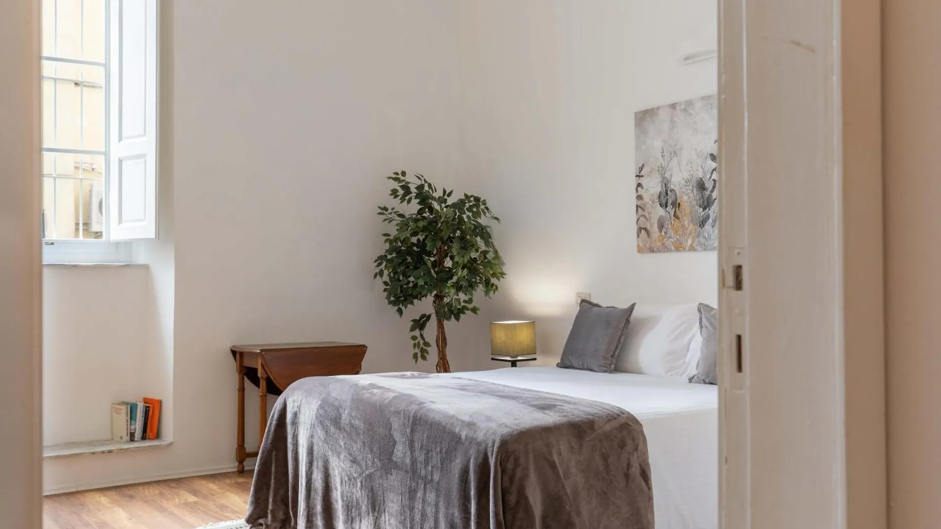 900 - Guest House Livorno 0*,  Italy