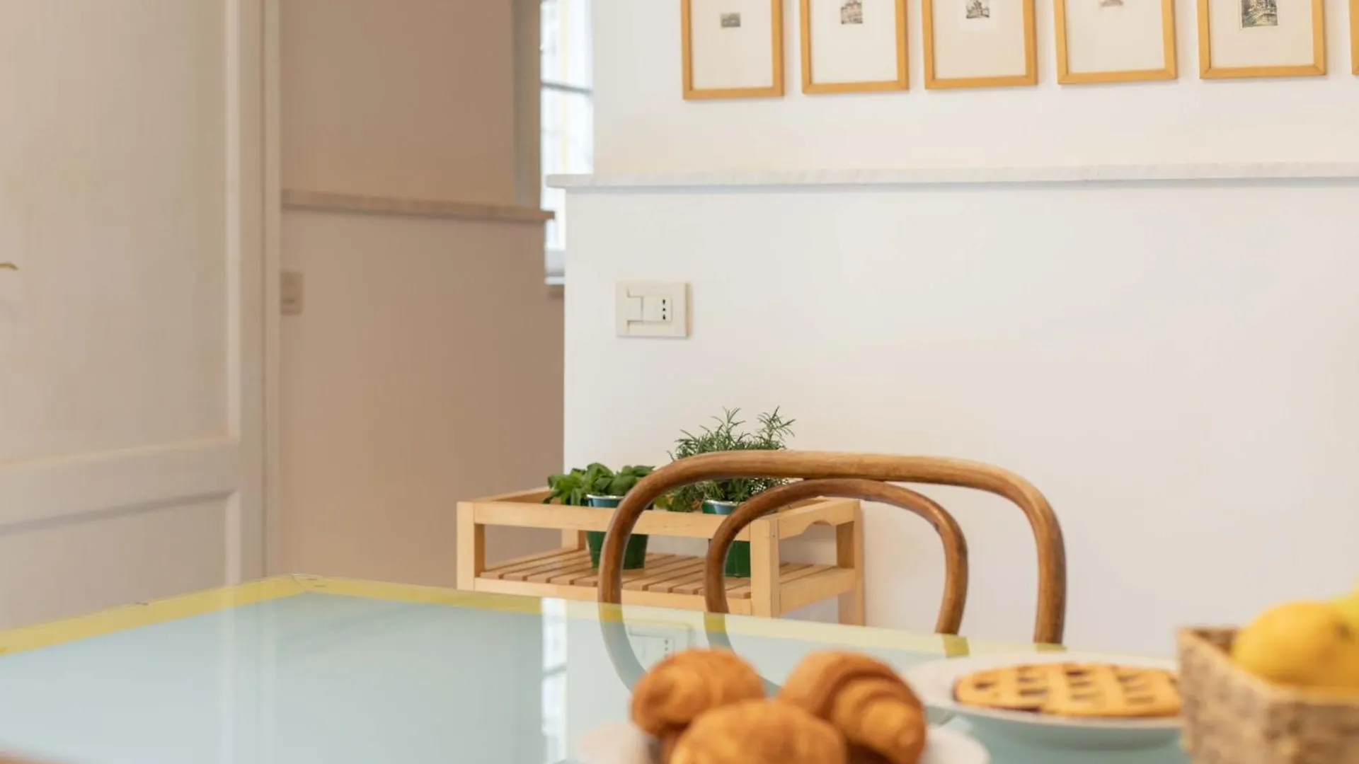 900 - Guest House Livorno 0*,  Italy
